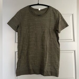 lululemon swiftly tech short sleeve relaxed fit hip length
olive
size 6